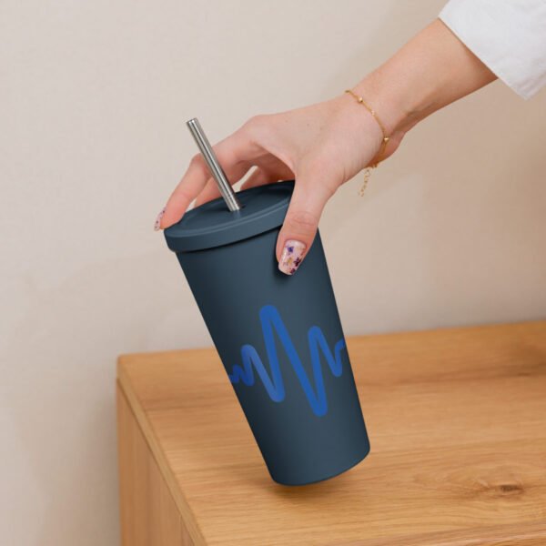 Insulated tumbler with a straw - Image 5